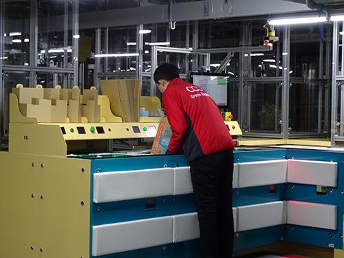 ピックアップのようす（倉庫内を報道陣に公開）